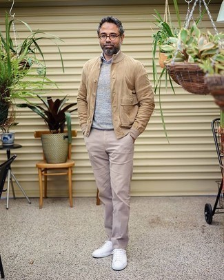 Tan Suede Shirt Jacket Outfits For Men: Such must-haves as a tan suede shirt jacket and beige chinos are the ideal way to introduce extra elegance into your day-to-day casual wardrobe. Serve a little mix-and-match magic by finishing off with a pair of white canvas low top sneakers.