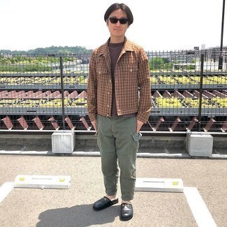 Olive Cargo Pants Outfits: This off-duty combination of a brown check shirt jacket and olive cargo pants is super easy to throw together in no time, helping you look on-trend and prepared for anything without spending too much time digging through your wardrobe. Kick up the dressiness of your ensemble a bit by finishing off with a pair of black leather loafers.