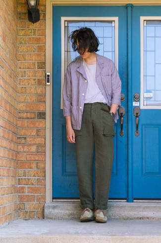 Olive Cargo Pants Outfits: Go for something laid-back yet current with a light violet shirt jacket and olive cargo pants. If you're hesitant about how to finish off, make beige suede desert boots your footwear choice.