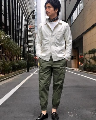 Olive Cargo Pants Outfits: Why not make a white shirt jacket and olive cargo pants your outfit choice? Both items are totally functional and look awesome when worn together. A good pair of black leather loafers is the most effective way to bring a dash of sophistication to this ensemble.