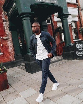 Navy Cargo Pants Outfits: A navy shirt jacket and navy cargo pants teamed together are a sartorial dream for those who prefer casual and cool looks. Feeling brave? Jazz up your getup by rocking a pair of white and black canvas low top sneakers.