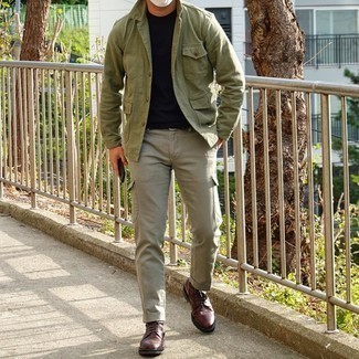 Khaki Cargo Pants Outfits: Up your off-duty style in an olive shirt jacket and khaki cargo pants. Add a pair of burgundy leather casual boots to the mix to easily amp up the wow factor of any outfit.