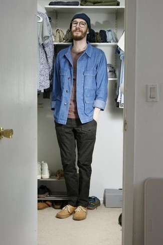 Beige Canvas Low Top Sneakers Outfits For Men: Show off your credentials in men's fashion by combining a blue denim shirt jacket and dark green cargo pants for a laid-back ensemble. Introduce beige canvas low top sneakers to the equation to add an element of stylish casualness to your look.
