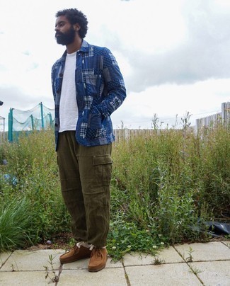 Brown Suede Desert Boots Outfits: This laid-back pairing of a navy patchwork shirt jacket and olive cargo pants takes on different forms depending on how you style it out. If you wish to immediately spruce up this ensemble with one single item, why not complement your look with a pair of brown suede desert boots?