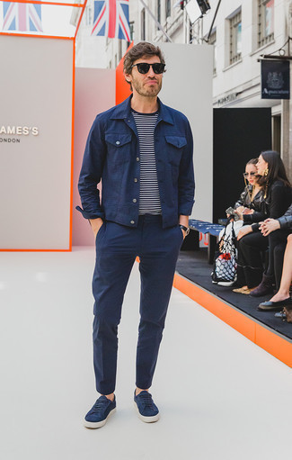 Navy Horizontal Striped Crew-neck T-shirt Outfits For Men: A navy horizontal striped crew-neck t-shirt and navy chinos make for the perfect base for a myriad of dapper getups. Navy suede low top sneakers finish this ensemble very nicely.