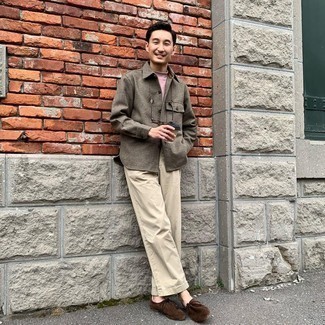 Brown Suede Desert Boots Smart Casual Outfits: An olive wool shirt jacket and beige chinos make for the ultimate effortlessly smart look. Complete this outfit with brown suede desert boots and you're all set looking killer.