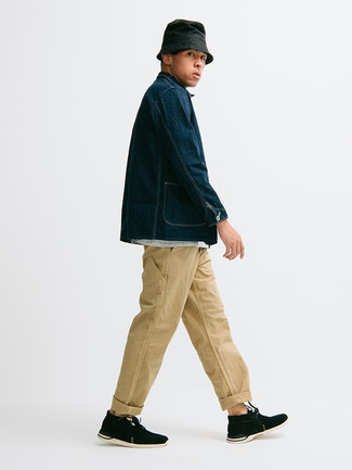Olive Bucket Hat Outfits For Men: We're all seeking functionality when it comes to styling, and this city casual pairing of a navy denim shirt jacket and an olive bucket hat is a practical example of that. Rock a pair of black athletic shoes et voila, the getup is complete.