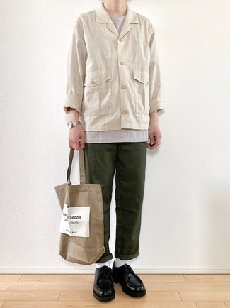 Beige Print Canvas Tote Bag Outfits For Men: For an off-duty look with a modern finish, wear a beige linen shirt jacket and a beige print canvas tote bag. Complete this getup with a pair of black leather desert boots to easily dial up the classy factor of this outfit.
