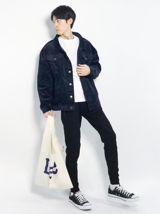 White and Navy Canvas Tote Bag Outfits For Men: Show off your laid-back side in a navy corduroy shirt jacket and a white and navy canvas tote bag. Black and white canvas low top sneakers will immediately lift up even your most comfortable clothes.