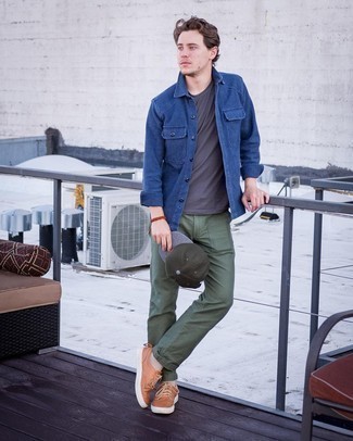 Charcoal Crew-neck T-shirt Outfits For Men: A charcoal crew-neck t-shirt and olive chinos are a good combo worth having in your daily outfit choices. Complete this look with a pair of tobacco leather low top sneakers and the whole outfit will come together.