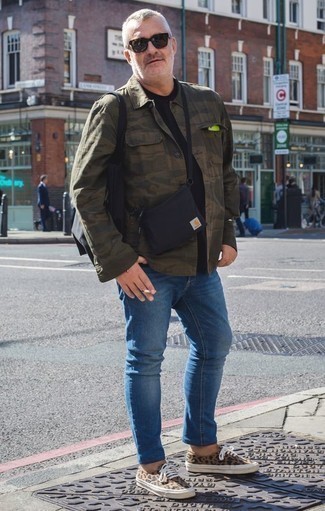 Olive Camouflage Shirt Jacket Outfits For Men: Make an olive camouflage shirt jacket and blue jeans your outfit choice to demonstrate your styling smarts. Here's how to dial it down: tan leopard canvas low top sneakers.