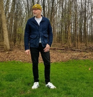 Mustard Beanie Outfits For Men: A navy shirt jacket and a mustard beanie are an easy way to inject played down dapperness into your day-to-day casual wardrobe. Elevate your ensemble with white and black leather low top sneakers.