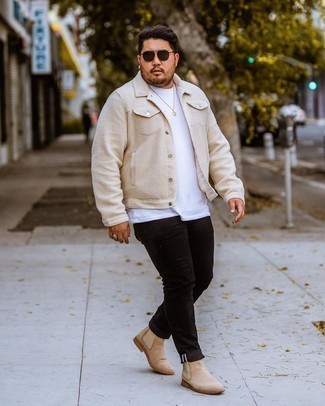Beige Suede Chelsea Boots Outfits For Men: If it's ease and functionality that you appreciate in an ensemble, go for a beige fleece shirt jacket and black jeans. Want to go all out with footwear? Introduce beige suede chelsea boots to the equation.