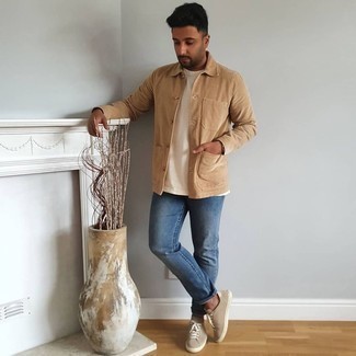 Tan Suede Low Top Sneakers Outfits For Men: A tan corduroy shirt jacket and blue jeans are a nice combo to keep in your daily off-duty wardrobe. Tan suede low top sneakers can easily tone down an all-too-perfect outfit.