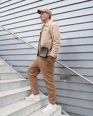 Tan Baseball Cap Outfits For Men: This combination of a tan fleece shirt jacket and a tan baseball cap makes for the perfect foundation for a myriad of dapper combinations. White leather low top sneakers will infuse a touch of class into an otherwise too-common outfit.