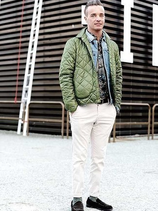 Olive Quilted Shirt Jacket Outfits For Men: An olive quilted shirt jacket and white chinos are wonderful menswear must-haves that will integrate perfectly within your daily collection. If you wish to immediately polish up this ensemble with shoes, why not add dark brown suede loafers to the mix?