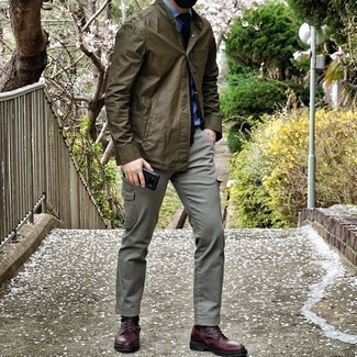 Grey Cargo Pants Outfits: This off-duty combo of an olive shirt jacket and grey cargo pants is extremely easy to throw together in no time flat, helping you look dapper and prepared for anything without spending too much time rummaging through your closet. Finishing off with burgundy leather casual boots is a guaranteed way to give an added touch of polish to your outfit.