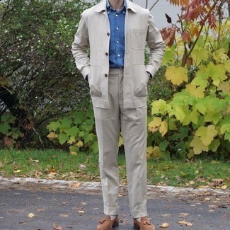 Beige Dress Pants Outfits For Men: Go all out in a beige shirt jacket and beige dress pants. For maximum fashion effect, introduce a pair of brown suede tassel loafers to the mix.