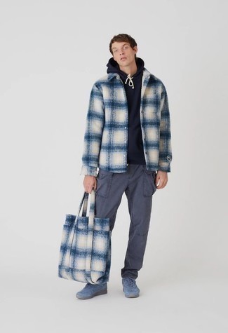 Blue Athletic Shoes Outfits For Men: A navy plaid flannel shirt jacket and navy cargo pants are the kind of a foolproof off-duty look that you need when you have no extra time. Get a little creative in the shoe department and complement your getup with a pair of blue athletic shoes.