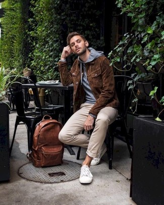Brown Leather Backpack Outfits For Men: The ideal choice for off-duty menswear style? A brown suede shirt jacket with a brown leather backpack. You can get a little creative in the shoe department and dress up your look by finishing off with white canvas low top sneakers.
