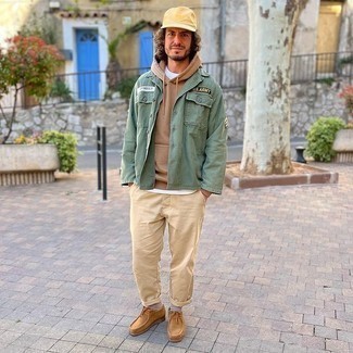 Tan Hoodie Outfits For Men: Seriously stylish yet comfortable, this look features a tan hoodie and khaki chinos. A pair of brown suede desert boots immediately bumps up the wow factor of any ensemble.