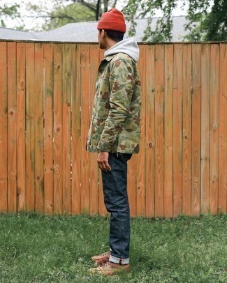 Mustard Baseball Cap Outfits For Men: You'll be surprised at how very easy it is for any guy to get dressed this way. Just an olive camouflage shirt jacket and a mustard baseball cap. Rounding off with brown leather casual boots is a surefire way to give an extra touch of refinement to this outfit.