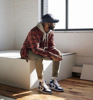 Navy Baseball Cap Outfits For Men: This off-duty pairing of a red plaid flannel shirt jacket and a navy baseball cap is a surefire option when you need to look good but have no extra time to dress up. For something more on the classier side to round off this ensemble, add white and navy leather high top sneakers to your look.
