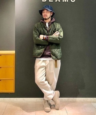 Men's Outfits 2022: An olive quilted shirt jacket and beige chinos are the kind of casual must-haves that you can wear plenty of ways. Complete this look with beige canvas desert boots and the whole look will come together really well.