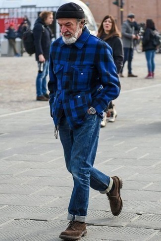 Blue Plaid Flannel Shirt Jacket Outfits For Men: Marry a blue plaid flannel shirt jacket with navy jeans for both sharp and easy-to-achieve look. You could perhaps get a little creative on the shoe front and class up your ensemble by rounding off with a pair of dark brown suede brogues.