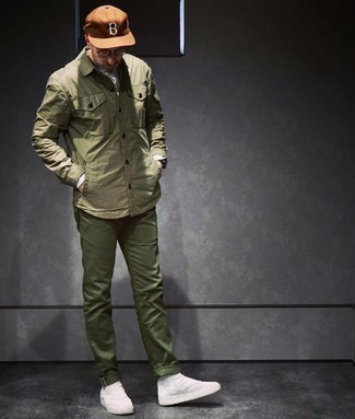 Brown Baseball Cap Outfits For Men: You'll be surprised at how easy it is for any man to get dressed this way. Just an olive shirt jacket and a brown baseball cap. The whole look comes together really well when you complete this look with white canvas high top sneakers.