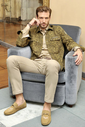 Olive Camouflage Shirt Jacket Outfits For Men: Rock an olive camouflage shirt jacket with beige chinos for a day-to-day look that's full of charisma and character. For maximum fashion effect, complement your look with a pair of tan suede driving shoes.