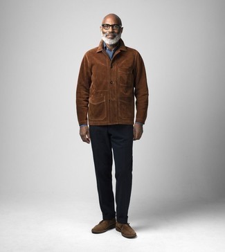 Brown Corduroy Shirt Jacket Outfits For Men: If the situation calls for an effortlessly neat outfit, make a brown corduroy shirt jacket and black chinos your outfit choice. Complement your getup with a pair of brown suede desert boots and ta-da: this outfit is complete.