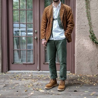 Brown Corduroy Shirt Jacket Outfits For Men: Step up your styling game by putting together a brown corduroy shirt jacket and olive chinos. Let your sartorial sensibilities truly shine by complementing this look with brown suede casual boots.