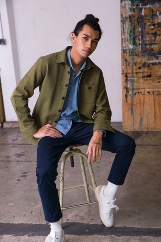 White Canvas Low Top Sneakers with Olive Shirt Jacket Smart Casual Outfits For Men: For a semi-casual outfit, wear an olive shirt jacket and navy chinos — these pieces fit beautifully together. Why not complete this ensemble with a pair of white canvas low top sneakers for a carefree feel?