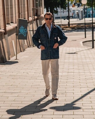 Navy Denim Shirt Jacket Outfits For Men: A navy denim shirt jacket and beige chinos married together are a match made in heaven for guys who love effortlessly classic styles. For a more laid-back vibe, complement your outfit with a pair of beige canvas low top sneakers.