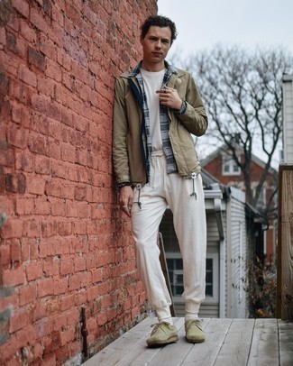 Tan Shirt Jacket Outfits For Men: Wear a tan shirt jacket and white sweatpants for a comfortable ensemble that's also well-executed. You can take a more refined approach with shoes and complement this outfit with a pair of beige suede desert boots.