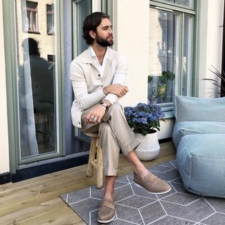 Beige Dress Pants Outfits For Men: A modern guy's sophisticated collection should always include such essentials as a beige shirt jacket and beige dress pants. Let your outfit coordination sensibilities really shine by rounding off this ensemble with tan leather loafers.