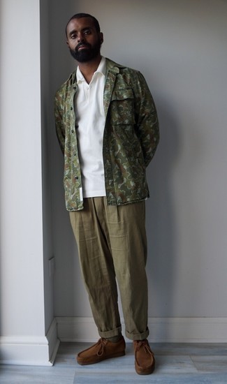 Olive Linen Chinos Outfits: Such items as an olive camouflage shirt jacket and olive linen chinos are an easy way to introduce played down dapperness into your casual styling collection. Look at how well this look is rounded off with a pair of brown suede desert boots.