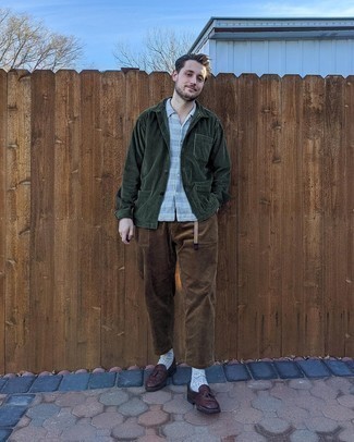 Olive Corduroy Shirt Jacket Outfits For Men: For a casually classy outfit, try teaming an olive corduroy shirt jacket with brown corduroy chinos — these two pieces play nicely together. Take a more sophisticated approach with shoes and complete this look with dark brown leather tassel loafers.