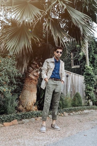 Charcoal Sunglasses Outfits For Men: For an off-duty look, pair a beige shirt jacket with charcoal sunglasses — these two pieces go nicely together. Finish with a pair of grey canvas derby shoes to punch up this ensemble.