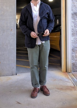 Mint Chinos Outfits: This semi-casual combo of a navy shirt jacket and mint chinos is very easy to put together without a second thought, helping you look awesome and ready for anything without spending a ton of time going through your closet. Introduce a pair of brown leather desert boots to the mix to tie the whole ensemble together.