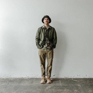 Dark Green Bucket Hat Outfits For Men: For an edgy ensemble without the need to sacrifice on practicality, we like this combination of an olive shirt jacket and a dark green bucket hat. Complete this outfit with a pair of tan athletic shoes and off you go looking amazing.