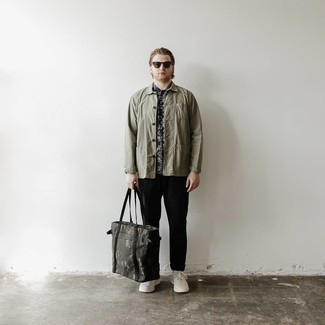 Charcoal Canvas Tote Bag Outfits For Men: An olive shirt jacket and a charcoal canvas tote bag are a nice combo to keep in your casual closet. For something more on the smart end to round off this outfit, complete this look with white leather low top sneakers.