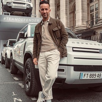 Beige Short Sleeve Shirt Outfits For Men: This outfit with a beige short sleeve shirt and beige chinos isn't so hard to score and is open to more creative experimentation. This look is finished off wonderfully with a pair of beige canvas low top sneakers.