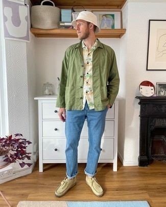 Beige Suede Desert Boots Outfits: You're looking at the indisputable proof that an olive shirt jacket and blue jeans look amazing when teamed together in a relaxed casual ensemble. If you're clueless about how to round off, a pair of beige suede desert boots is a great pick.