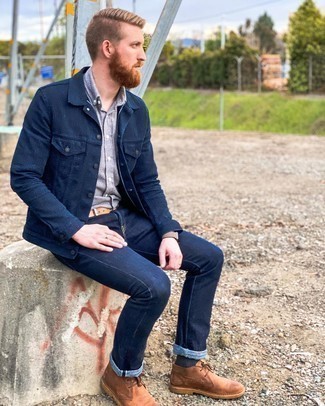 Grey Short Sleeve Shirt Outfits For Men: A grey short sleeve shirt and navy jeans are among the fundamental elements in any gentleman's versatile casual collection. Serve a little outfit-mixing magic by finishing with brown leather desert boots.