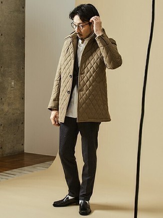 Tan Quilted Shirt Jacket Outfits For Men: A tan quilted shirt jacket and a charcoal suit are an incredibly smart look to try. Black leather loafers are exactly the right footwear here.