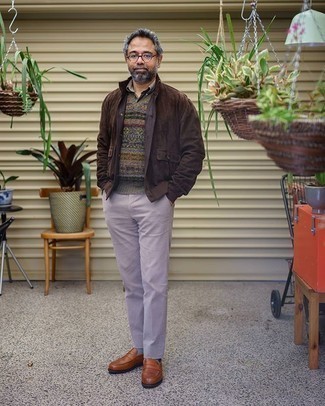 Dark Green Sweater Vest Outfits For Men: This smart combo of a dark green sweater vest and beige chinos takes on different moods depending on how it's styled. Up this whole outfit with a pair of tobacco leather loafers.
