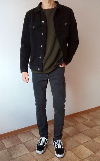 Dark Green Sweatshirt Outfits For Men: This pairing of a dark green sweatshirt and charcoal chinos will allow you to exhibit your prowess in men's fashion even on off-duty days. Let your styling credentials really shine by finishing this look with black and white canvas low top sneakers.