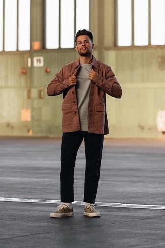 Brown Canvas Low Top Sneakers Outfits For Men: This pairing of a brown shirt jacket and black chinos couldn't possibly come across other than ridiculously stylish and casually classic. To infuse a more relaxed touch into your outfit, add a pair of brown canvas low top sneakers to the mix.